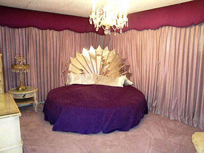 Bedroom Sets on Bedroom With Amazing  Pink Round Bed With Soft Headboard And Pillows