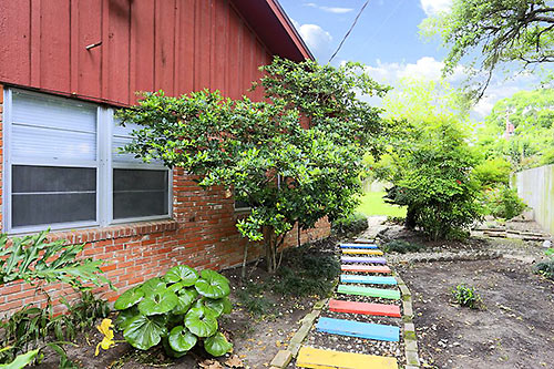 Yard, 10430 Brinwood Dr., Shadow Oaks, Houston